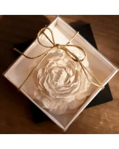 زهرة مصنوعة من أحجار معطرة داخل علبة هدايا