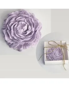 زهرة مصنوعة من أحجار معطرة داخل علبة هدايا