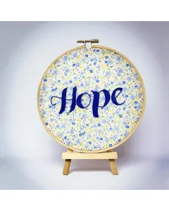 طارة تطريز كلمة Hope على قماش مزهر – قطر 15 سم خشب طبيعي