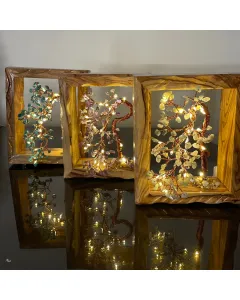 شجرة مضيئة من الأحجار الكريمة داخل إطار من خشب الزيتون – 20×16 سم (متوفرة بعدة ألوان)