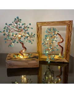 طقم من قطعتين – أشجار مضيئة بلون فيروزي بإطار وقاعدة من خشب الزيتون (20×16 سم)