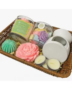 طقم هدايا فاخر بالشموع – سلة تحتوي على شمعة معطرة 220 مل + مبخرة خزفية + شمع ذائب