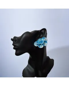 حلق زهرة زرقاء مصنوع يدوياً