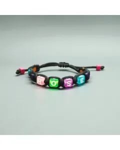 سوار يد مكرمية مخصص بالأسماء – خيوط قطنية أو ساتان، اختر الاسم وألوانك المفضلة