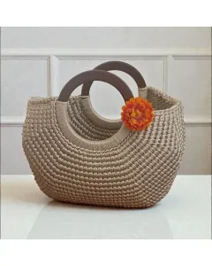 حقيبة كروشيه سلة متوسطة بيج من الخيط المصري مع مقبض خشبي