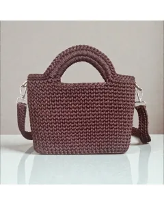 حقيبة كروشيه بنيّة 22×20×7 سم من خيط بوليستر تركي مع قفل مغناطيسي