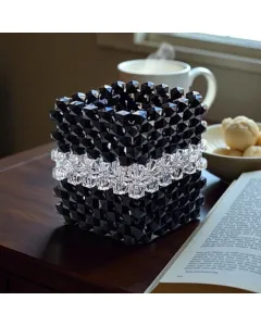 حامل فرش يدوي بخرز كريستال – أسود وأبيض – قابل لتغيير اللون