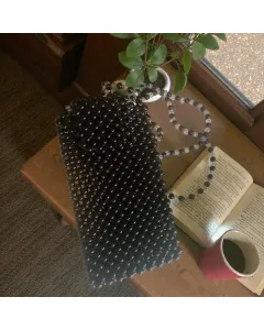 شنتة هاتف يدوية بخرز اللولو – أسود – ١٨×١٠ سم – قابلة لتغيير اللون