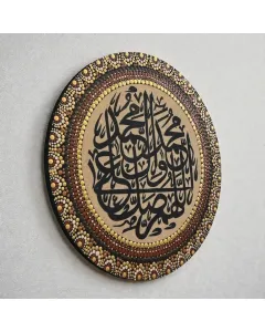 لوحة بفن الماندالا المنقطة خشبية دائرية مخصصة بالخط العربي – خشب MDF (قطر 30 / 40 / 50 / 60 سم)