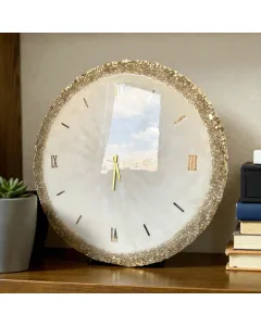 ساعة حائط مصنوعة يدويًا من الريزن الإيبوكسي باللون الذهبي ومزينة بالكريستال لإطلالة فاخرة خالدة.