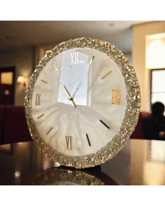 ساعة حائط مصنوعة يدويًا من الريزن الإيبوكسي بتصميم ذهبي فاخر ومزينة بالكريستال لتحويل الوقت إلى قطعة ديكور راقية.