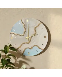 ساعة حائط مصنوعة يدويًا من الريزن الإيبوكسي بألوان عاجية وزرقاء أنيقة ومزينة بالكريستال لإطلالة فاخرة.