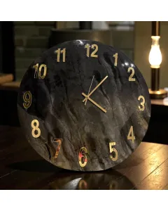 ساعة حائط مصنوعة يدويًا من الريزن الإيبوكسي بتدرجات الأسود والعاجي والذهبي ومزينة بالكريستال لإطلالة جريئة وفاخرة.