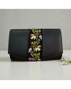 حقيبة كلتش كروس مطرزة يدويًا – جلد طبيعي أسود مع سلسلة ذهبية، 20×13 سم