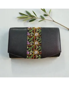 حقيبة كلتش كروس مطرزة يدويًا – جلد طبيعي أسود مع سلسلة ذهبية، 20×13 سم