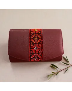 حقيبة كلتش كروس مطرزة يدويًا – جلد طبيعي أحمر مع سلسلة ذهبية، 20×13 سم