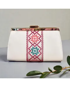 حقيبة كلتش يد مطرزة يدويًا – جلد طبيعي أبيض بتصميم أنيق، 20×13 سم
