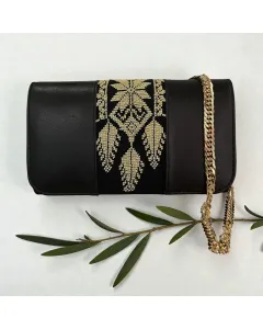 حقيبة كلتش كروس مطرزة يدويًا – جلد طبيعي أسود مع سلسلة ذهبية، 20×13 سم