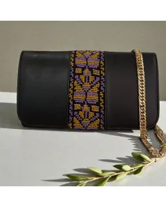 حقيبة كلتش كروس مطرزة يدويًا – جلد طبيعي أسود مع سلسلة ذهبية، 20×13 سم