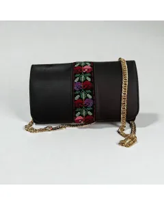 حقيبة كلتش كروس مطرزة يدويًا – جلد طبيعي أسود مع سلسلة ذهبية، 20×13 سم