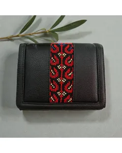 حقيبة كروس مربعة مطرزة يدويًا – جلد طبيعي أسود مع سلسلة ذهبية، 18×14 سم