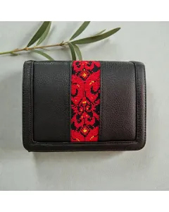 حقيبة كروس مربعة مطرزة يدويًا – جلد طبيعي أسود مع سلسلة ذهبية، 18×14 سم