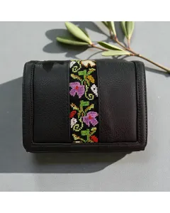 حقيبة كروس مربعة مطرزة يدويًا – جلد طبيعي أسود مع سلسلة ذهبية، 18×14 سم