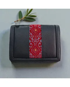 حقيبة كروس مربعة مطرزة يدويًا – جلد طبيعي كحلي مع سلسلة ذهبية، 18×14 سم