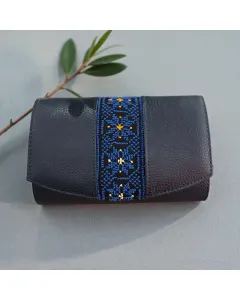 حقيبة كلتش كروس مطرزة يدويًا – جلد طبيعي كحلي مع سلسلة ذهبية، 20×13 سم