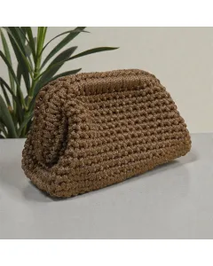 حقيبة كلاتش كروشيه صغيرة (21×14 سم) – كراميل ذهبي، خيوط مكرمية