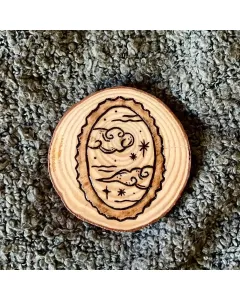 كوستر خشبي محفور يدويًا | قطعة واحدة | ٧.٥ × ٨ سم