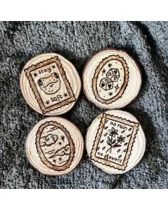 مجموعة كوسترات خشبية محفورة يدويًا | عدد ٤ | ٧.٥ × ٨ سم للقطعة