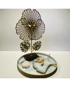 قطعة ديكور زهرة معدنية أنيقة مع صينية فاخرة بلمسة ذهبية