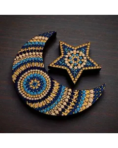 لوحة جدارية خشبية مرسومة يدويًا بفن الماندالا المنقطة – شكل الهلال والنجمة – ديكور رمضان – قابلة للتخصيص – 8×20 سم / 10×26 سم