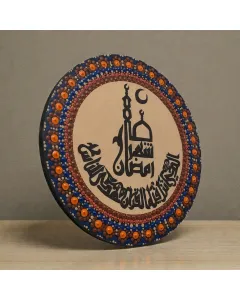 لوحة جدارية خشبية مرسومة يدويًا تجمع بين فن الماندالا المنقطة والخط العربي – شكل دائري – ثيم رمضاني – قابلة للتخصيص – أقطار 30–40 سم