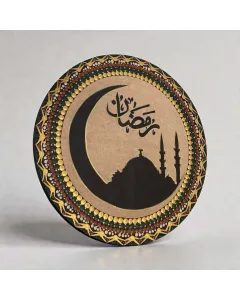 لوحة جدارية خشبية مرسومة يدويًا تجمع بين فن الماندالا المنقطة والخط العربي – شكل دائري – ثيم رمضاني – قابلة للتخصيص – أقطار 30–40 سم