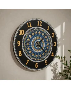 ساعة حائط خشبية مرسومة يدويًا بفن الماندالا المنقطة – شكل دائري – قابلة للتخصيص – أقطار 30–60 سم