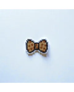 بروش مطرز شكل فيونكة – ٤×٣ سم