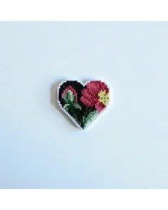 بروش مطرز شكل قلب ورد – ٦×٦ سم