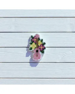 بروش مطرز شكل جيتار مع ورد – ٦×٤٫٥ سم