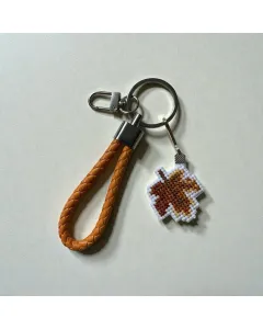 ميدالية جلد مع تعليقة مطرزة شكل ورقة خريف – ٣٫٥×٣ سم