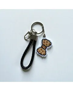 ميدالية جلد مع تعليقة مطرزة شكل فيونكة – ٤×٣ سم