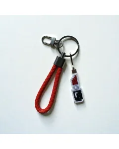 ميدالية جلد مع تعليقة مطرزة شكل قلم حومرة – ٤×١٫٥ سم