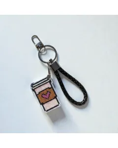 ميدالية جلد مع تعليقة مطرزة شكل كاسة قهوة – ٥×٤ سم