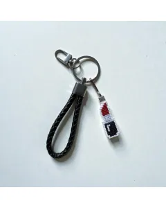 ميدالية جلد مع تعليقة مطرزة شكل قلم حومرة – ٤×١٫٥ سم