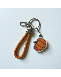 ميدالية جلد مع تعليقة مطرزة شكل يقطين – ٣٫٥×٤ سم