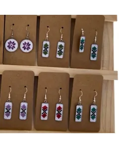 أقراط مطرزة يدوياً بتقنية الكروس ستيتش – شكل مستطيل (1×2 سم) - ألوان متعددة