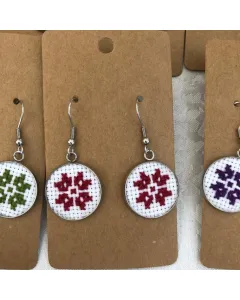 أقراط دائرية مطرزة يدوياً بخطاف (2 سم) - ألوان متعددة