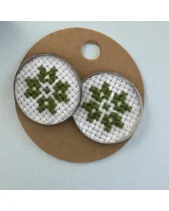 أقراط دائرية مطرزة يدوياً – أخضر فاتح (2 سم) – تثبيت مسمار