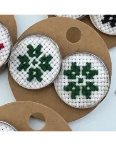 أقراط دائرية مطرزة يدوياً – أخضر داكن (2 سم) – تثبيت مسمار
